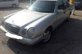 Mercedes E220 70kw 1998 godina